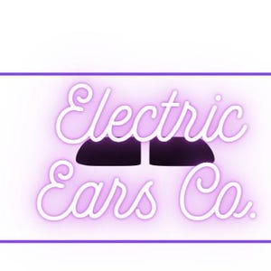 Puede incluir: Un logotipo para un negocio llamado "Electric Ears Co.". El logotipo está en un estilo neón morado con una silueta de coche estilizada en el centro.