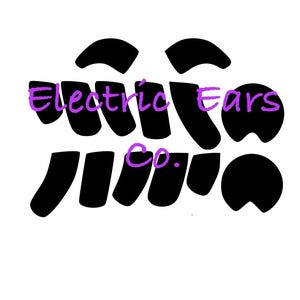 以下が含まれることがあります： 「Electric Ears Co.」というテキストが入った、スタイリッシュな耳の白黒グラフィックデザイン