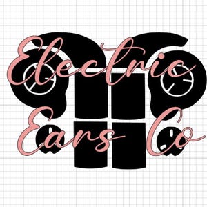 以下が含まれることがあります： 黒と白のロゴデザインで、ピンクの筆記体で「Electric Ears Co.」というテキストが書かれています。ロゴは、中央に黒い長方形のある、スタイリッシュな耳を2つ描いています。