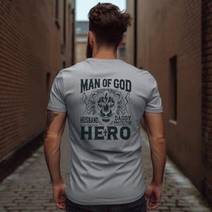 Camiseta con gráfico de hombre de Dios, esposo, papá, protector, león, regalo de héroe para el Día del Padre, camiseta para hombre, camiseta inspiradora para papá imagen 3