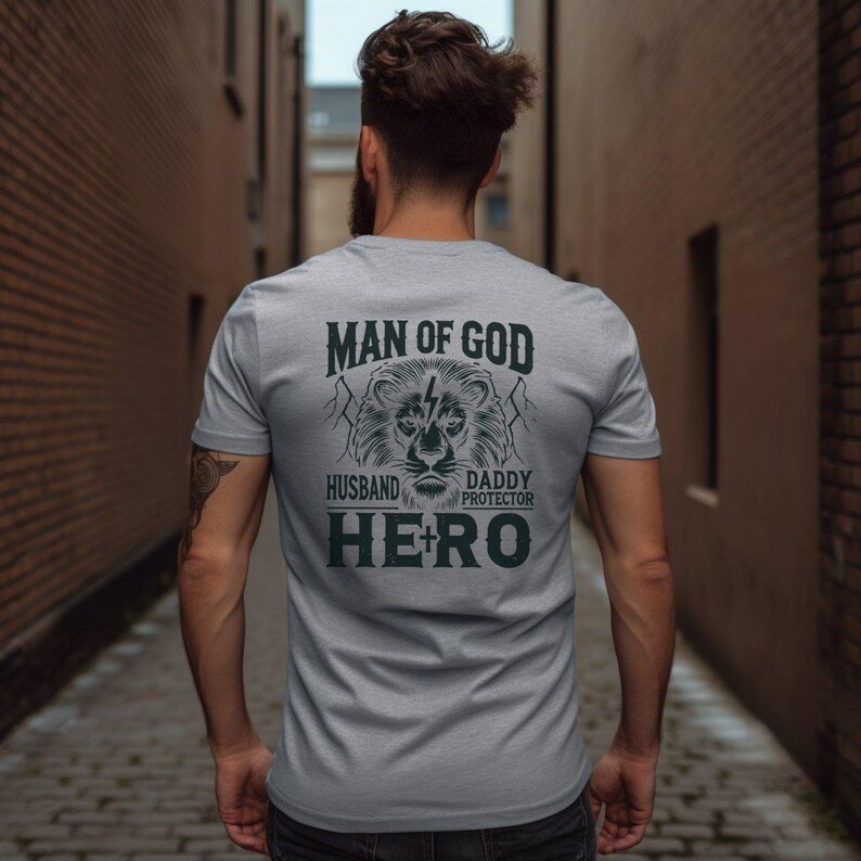 Camiseta con gráfico de hombre de Dios, esposo, papá, protector, león, regalo de héroe para el Día del Padre, camiseta para hombre, camiseta inspiradora para papá imagen 3