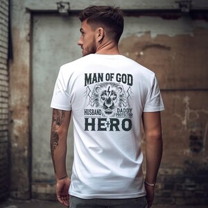 Camiseta con gráfico de hombre de Dios, esposo, papá, protector, león, regalo de héroe para el Día del Padre, camiseta para hombre, camiseta inspiradora para papá imagen 4