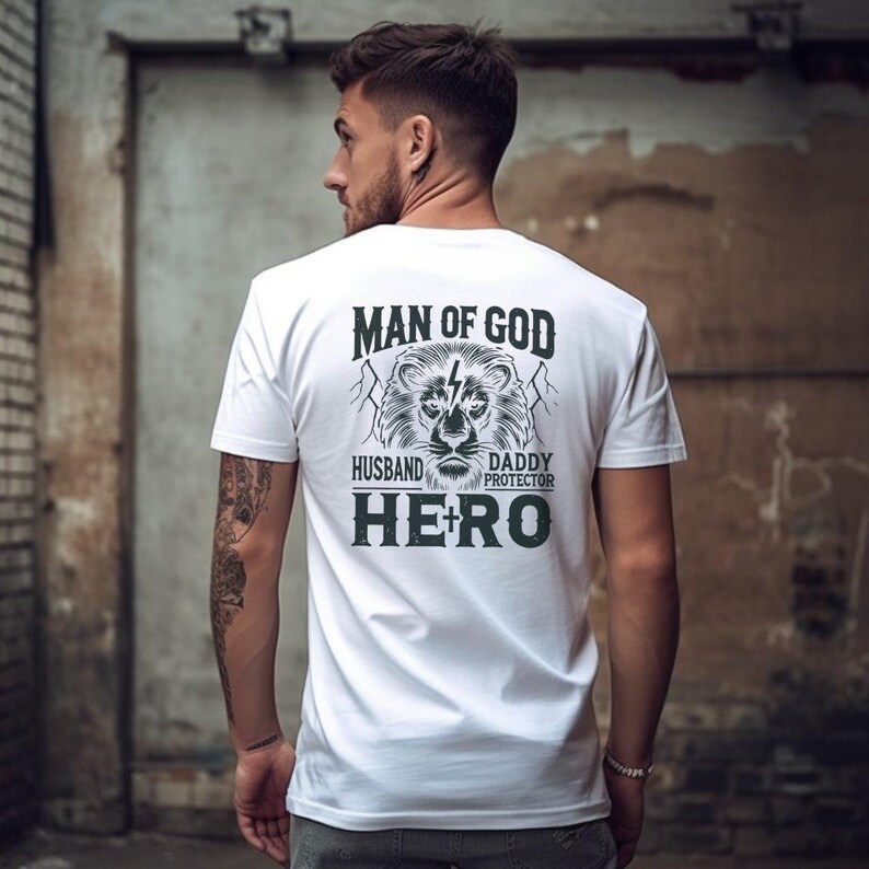 Camiseta con gráfico de hombre de Dios, esposo, papá, protector, león, regalo de héroe para el Día del Padre, camiseta para hombre, camiseta inspiradora para papá imagen 4