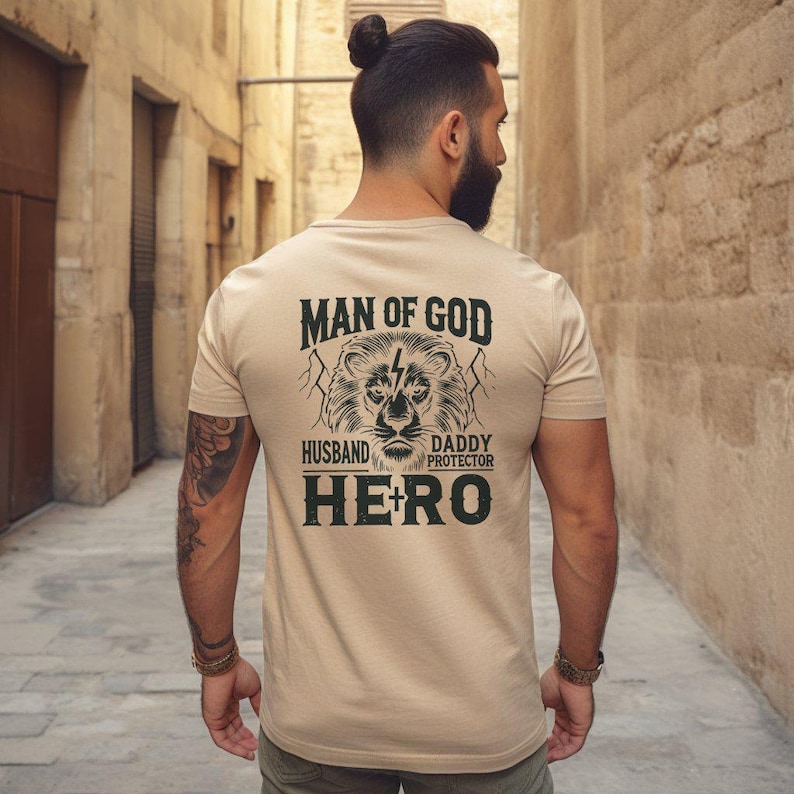 Camiseta con gráfico de hombre de Dios, esposo, papá, protector, león, regalo de héroe para el Día del Padre, camiseta para hombre, camiseta inspiradora para papá imagen 1