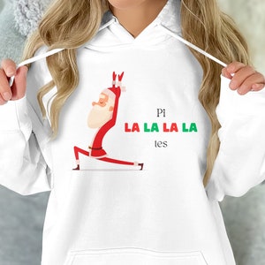 Sudadera navideña de pilates, Papá Noel Pi La La La La Tes, camiseta de pilates de Papá Noel, camiseta divertida de pilates, sudadera con capucha de pilates, regalo de instructor de pilates imagen 4
