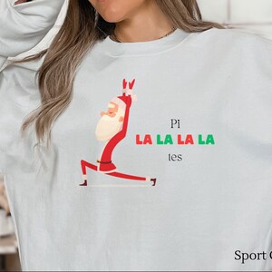 Sudadera navideña de pilates, Papá Noel Pi La La La La Tes, camiseta de pilates de Papá Noel, camiseta divertida de pilates, sudadera con capucha de pilates, regalo de instructor de pilates imagen 3