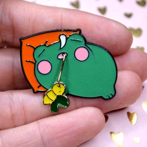 Napping Frog Enamel Pin – Swiveling Fly Dangle | Kawaii Pin for Jackets, Bags & More