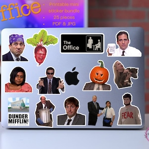 Può includere: Un set di 25 adesivi stampabili di The Office con personaggi e citazioni dello show. Gli adesivi includono immagini di Michael Scott, Dwight Schrute, Jim Halpert, Pam Beesly e molti altri. Gli adesivi sono perfetti per aggiungere un tocco di The Office al tuo laptop, alla tua borraccia o al tuo planner.
