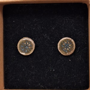 Light grey poppy print earrings (ceramic, stainless steel, nickel-free)