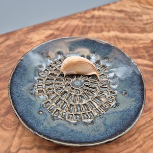 Blue ceramic grater for garlic and ginger (with brush)