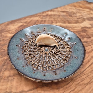 Blue ceramic grater for garlic and ginger (with brush)