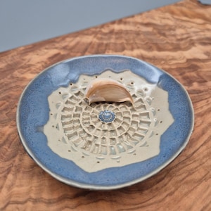 Blue ceramic grater for garlic and ginger (with brush)