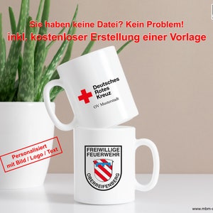 Könnte beinhalten: Zwei weiße Keramikbecher. Ein Becher zeigt den Text "Deutsches Rotes Kreuz" und ein rotes Kreuz-Logo. Der andere Becher zeigt ein Wappen mit dem Text "FREIWILLIGE FEUERWEHR OBERREIFENBERG". Der Text auf dem Bild lautet "Sie haben keine Datei? Kein Problem! inkl. kostenloser Erstellung einer Vorlage".