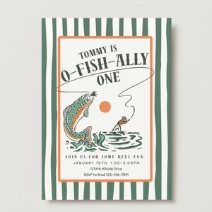 以下が含まれることがあります： 釣りテーマの招待状。 魚が跳ね、漁師、テキスト「Tommy is O-Fish-ally One」が描かれています。 背景には緑と白の縦縞があります。 招待状は誕生日パーティー用です。