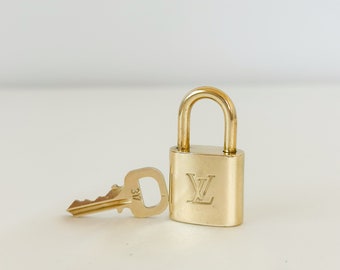 #318 Authentic LOUIS VUITTON Lock & Key set Padlock brass Unpolished LV
