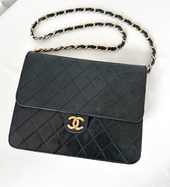 Chanel Black Patent Leather Round 'CC' Handbag Q6BJHX27KB004