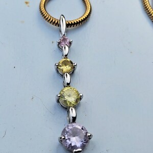 Pendentif à breloques en argent sterling avec graduation de quatre couleurs pastel, collier de 35 cm (14 po.)