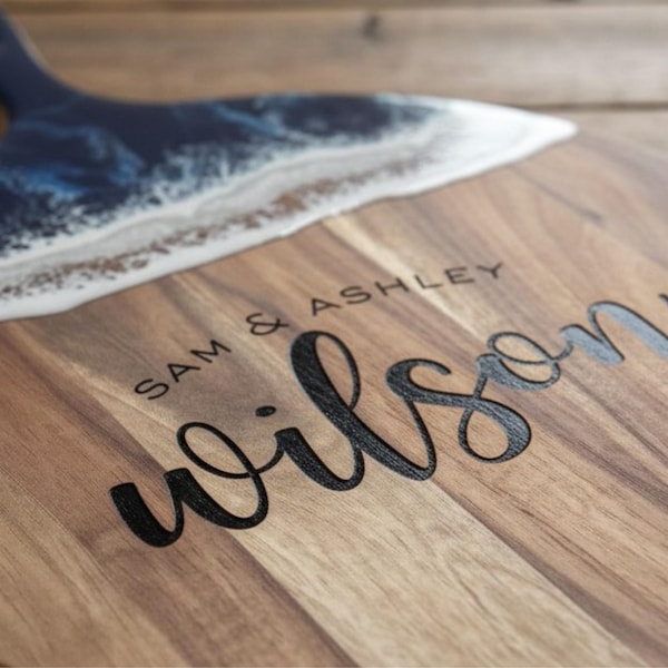Tabla de charcutería estilo casa de playa • Madera de acacia de lujo y resina marina • Tabla de servir personalizada grabada para decoración costera o regalos