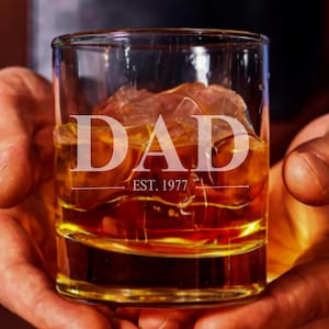 Personalized Dad Whiskey Glass – Custom Engraved Bourbon Gift for Fathers, Unique Established Design, Perfect Father’s Present