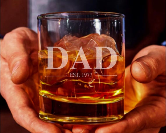 Personalized Dad Whiskey Glass – Custom Engraved Bourbon Gift for Fathers, Unique Established Design, Perfect Father’s Present