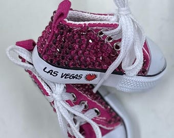 ラインストーン付きのピンクのドールシューズ。3インチで「ラスベガス」の文字が入っています。