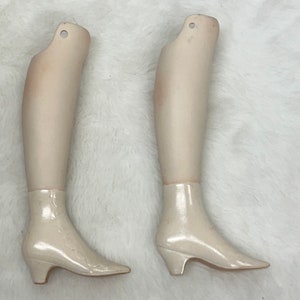Piernas de muñeca Bisque Lady de porcelana vintage con zapatos vidriados moldeados, parte inferior de las piernas de 7 pulgadas de largo.