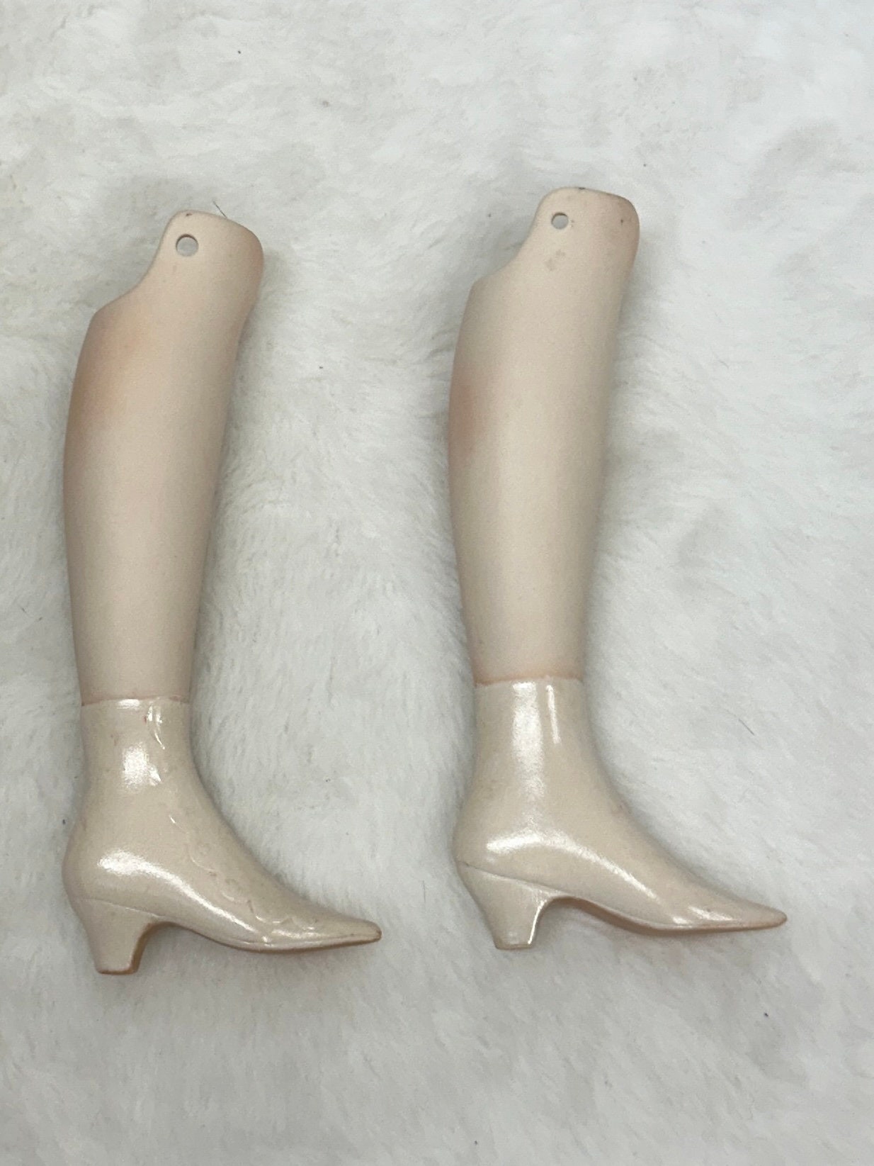 Piernas de muñeca Bisque Lady de porcelana vintage con zapatos vidriados moldeados, parte inferior de las piernas de 7 pulgadas de largo.