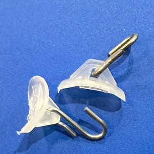 Può includere: Due ganci per tende in plastica trasparente con ganci in metallo. I ganci sono progettati per essere utilizzati con un'asta per tende.