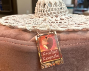 かぎ針編みのドイリー人形の帽子