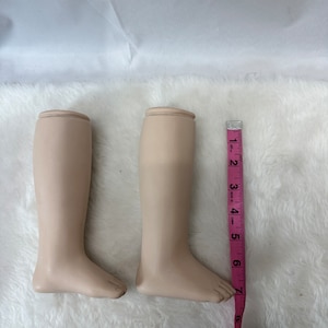 Piernas de muñeca Bisque Lady de porcelana vintage. Parte inferior de las piernas de 7 pulgadas de largo.