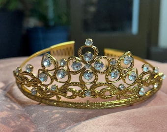 ゴールドトーンのラインストーンとパールのドールティアラ、直径5インチ