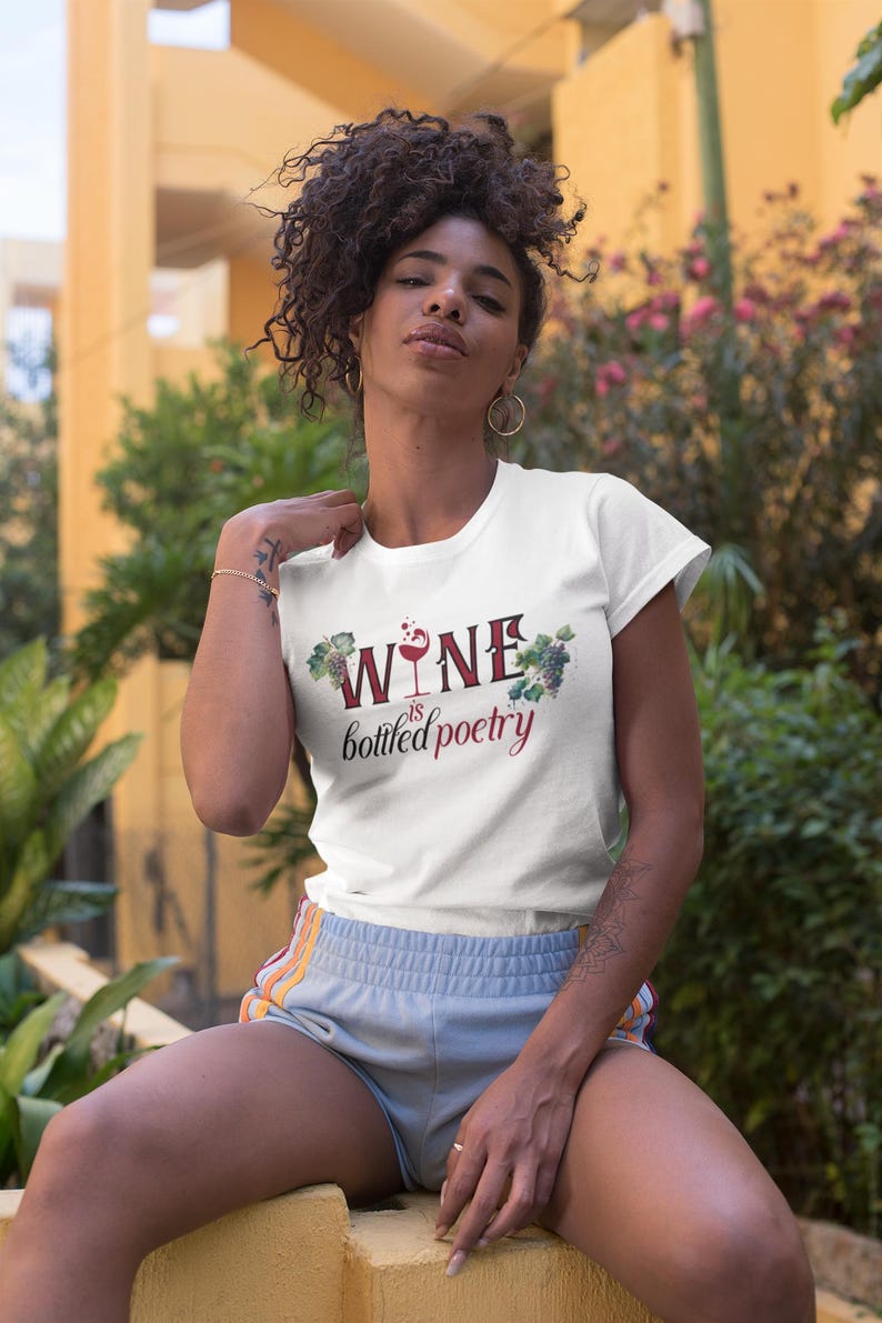 Camiseta "El vino es poesía embotellada": un regalo sarcástico para los amantes del vino imagen 4