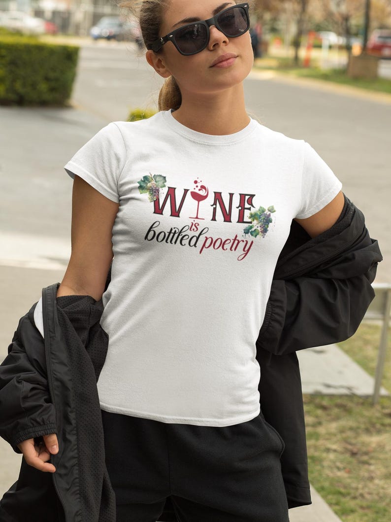 Camiseta "El vino es poesía embotellada": un regalo sarcástico para los amantes del vino imagen 3