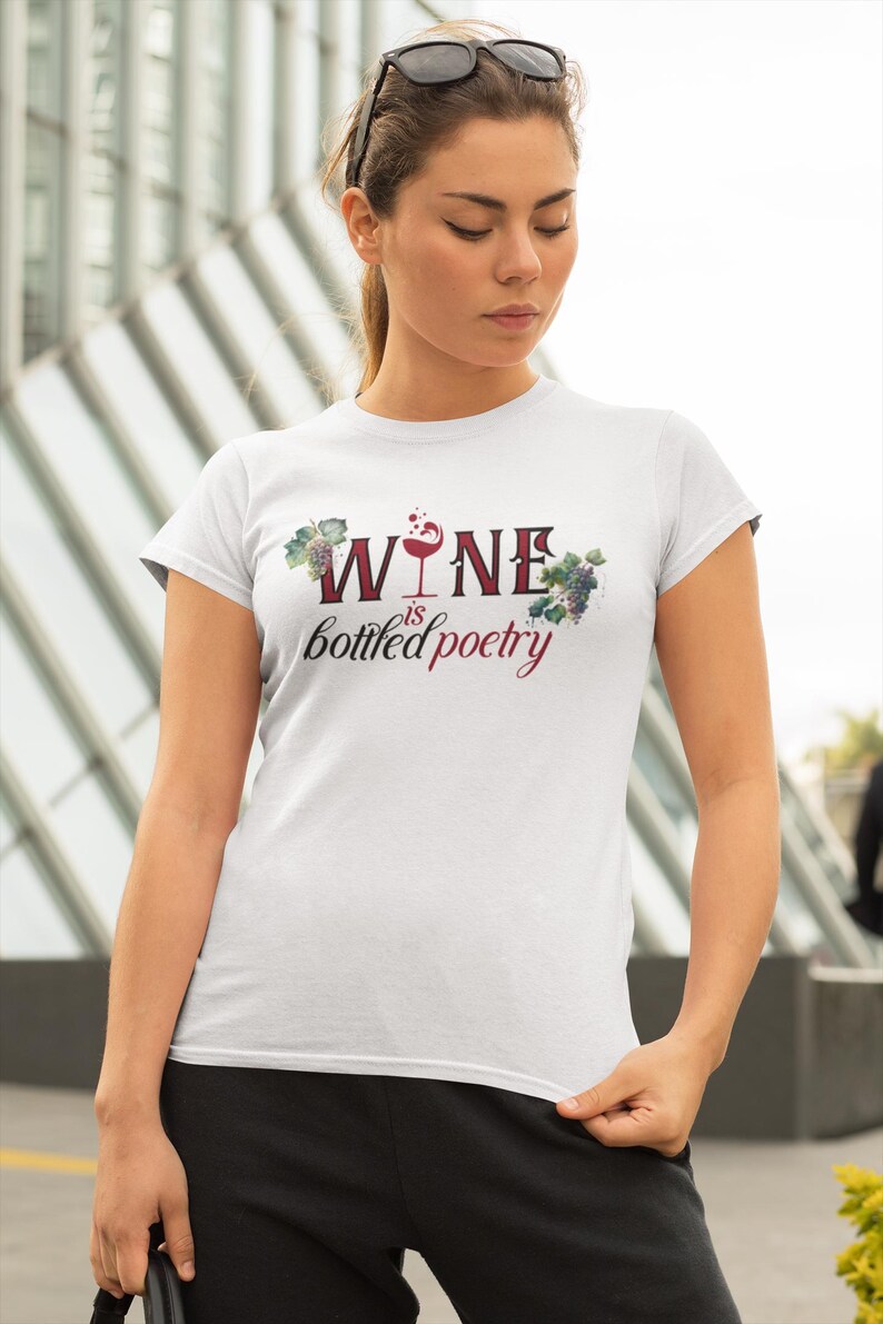 Camiseta "El vino es poesía embotellada": un regalo sarcástico para los amantes del vino imagen 1