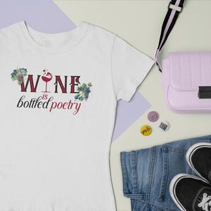 Camiseta "El vino es poesía embotellada": un regalo sarcástico para los amantes del vino imagen 8