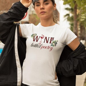 Camiseta "El vino es poesía embotellada": un regalo sarcástico para los amantes del vino imagen 2