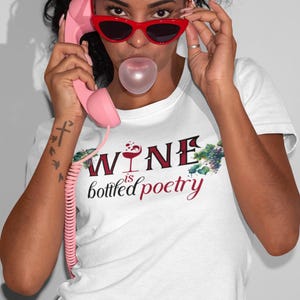 Camiseta "El vino es poesía embotellada": un regalo sarcástico para los amantes del vino imagen 7