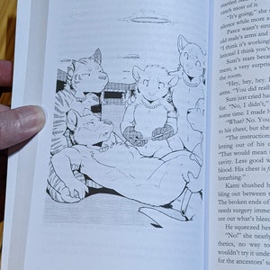 Op de afbeelding: Een zwart-witte illustratie van drie harige personages. De personages zitten op een bed en lijken in nood te zijn. De tekst in de afbeelding luidt "De instructies die uit zijn hol laten. Minder goed met bloed. Zijn borst is om te ademen."