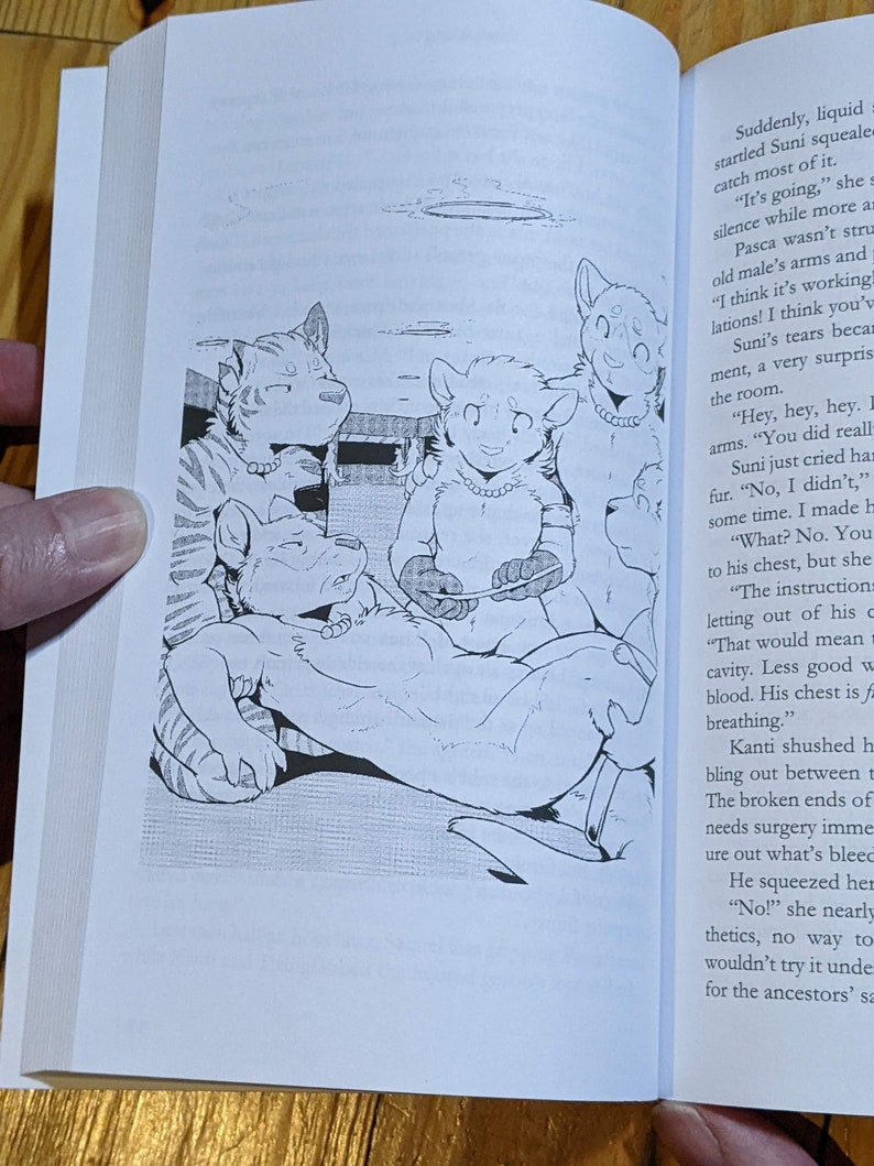 Op de afbeelding: Een zwart-witte illustratie van drie harige personages. De personages zitten op een bed en lijken in nood te zijn. De tekst in de afbeelding luidt "De instructies die uit zijn hol laten. Minder goed met bloed. Zijn borst is om te ademen."