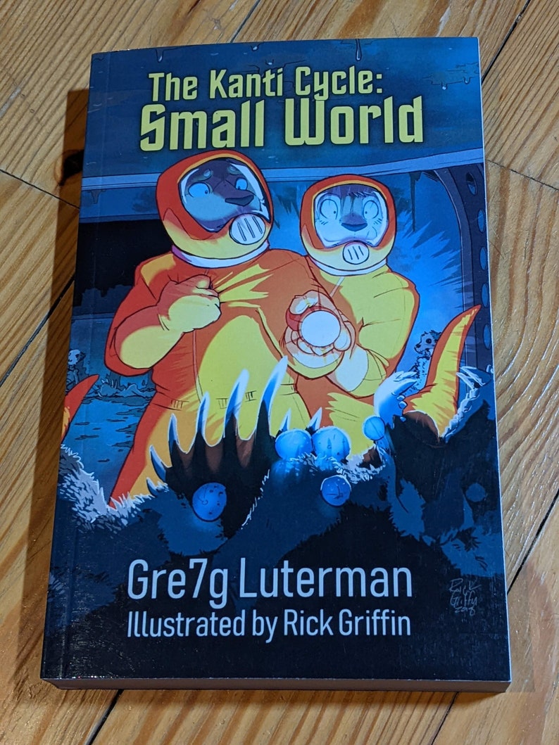 Op de afbeelding: Boekomslag voor "The Kanti Cycle: Small World" van Gre7g Luterman, ge&iuml;llustreerd door Rick Griffin. De omslag toont twee antropomorfe personages in gele en oranje ruimtepakken, die een gloeiende bol vasthouden. De achtergrond is donkerblauw met een schaduwrijk wezen op de voorgrond.