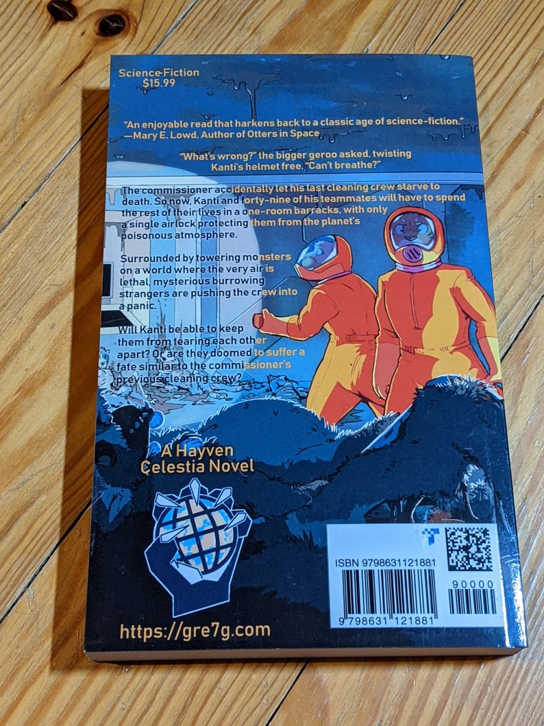 Op de afbeelding: Een sciencefiction-boekomslag met twee personages in oranje ruimtepakken met helmen op een donkere achtergrond. De titel van het boek is "A Hayven Celestia Novel" en de tekst "What's wrong?" is zichtbaar. Het ISBN van het boek is 9798631121881.