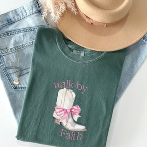 Walk By Faith christelijk comfort kleuren shirt, western cowgirl boot christelijk coquette, christelijk cadeau, bijbelvers T-shirt, christelijke vrouwen cadeau