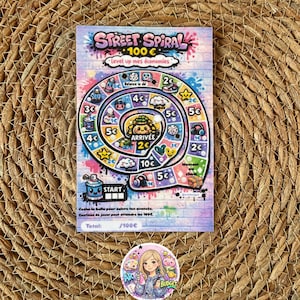 Peut inclure: Un jeu de société coloré intitulé "Street Spiral" avec un chemin en spirale et diverses cases. Le jeu présente du texte et des illustrations, dont les mots "Start" et "Arrivée". Un autocollant rond avec un personnage de dessin animé est également visible.