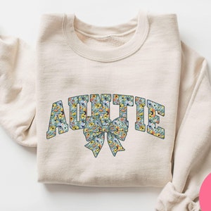 Floral Auntie Sweatshirt, Cute Aunt Shirt, New Aunt Gift, Stylish Aunt Sweatshirt, Gift for New Aunt, Aunt Gift From Niece, Auntie Shirt