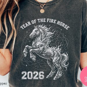 Feuer Pferd 2026 Sternzeichen Shirt, Jahr des Feuer Pferd T-Shirt, chinesische Astrologie Pferd Tshirt, Comfort Farben Linie Kunst Shirt, chinesisches Neujahr T-Shirt Bild 1