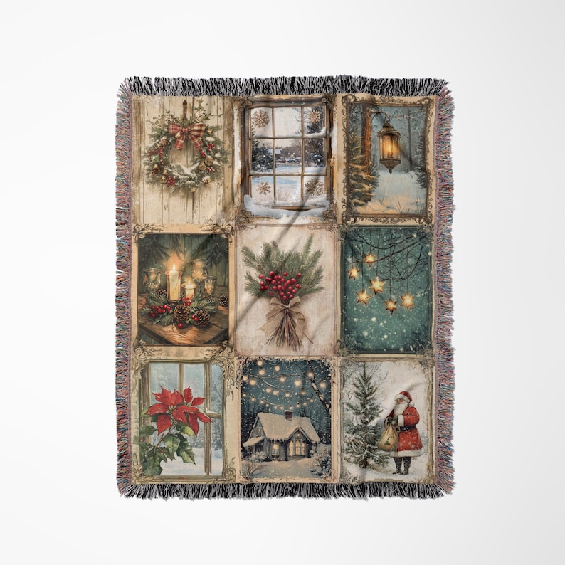 Puede incluir: Una manta tejida con un tema navide&ntilde;o vintage. La manta presenta un dise&ntilde;o de patchwork de nueve im&aacute;genes enmarcadas, cada una representando una escena navide&ntilde;a diferente, incluyendo una corona, una ventana con nieve, una linterna, velas, un ramo de acebo, una cadena de luces, una casa con nieve, un &aacute;rbol de Navidad y Santa Claus.