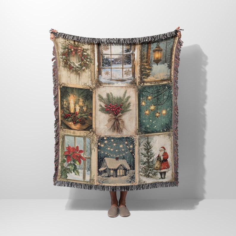 Puede incluir: Una manta de lana tejida para Navidad con un dise&ntilde;o de patchwork que presenta varias escenas navide&ntilde;as, incluyendo una ventana con nieve, una corona, velas, una casa y Santa Claus.