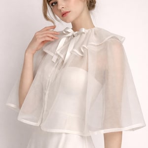 Peleryna z falbaniastym kołnierzem, welon z falbanką, bolerko księżniczki na ramiona