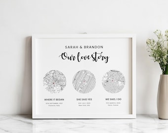 Può includere: Una stampa in bianco e nero con il testo "Our love story" e tre mappe di Firenze, Italia, New York, USA, e Parigi, Francia. Ogni mappa ha un punto rosso che segna una posizione specifica. Il testo sotto ogni mappa include la data e la città di ogni posizione.
