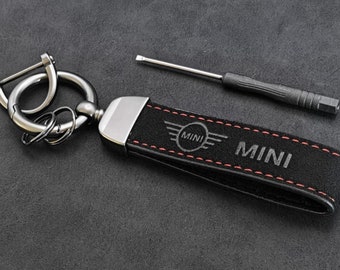 Portachiavi Mini One Cooper in Alcantara Leather Touch con Stemma Logo Mini JCW R52 R55 R56 R57 R60 F55 F54 Regalo Compleanno Originale